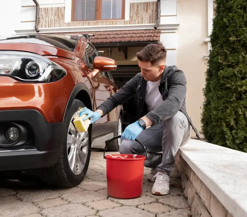 Lavage auto à domicile Pérenchies : professionnel intervenant sur un véhicule